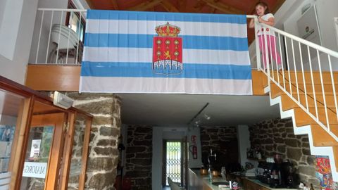 La bandera de Viveiro, en el interior del negocio hostelero
