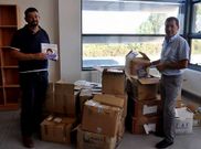 Bernardo Moar (izquierda) entreg� los libros en el nuevo IES.