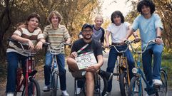 Dani de la Torre, con los cinco j�venes protagonistas de su nueva pel�cula