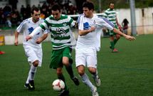 El medio paiosaquista Mariano y el delantero Guillerme disputan un bal�n en el derbi.