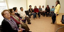 La t�cnica de la Cruz Roja Ana Veira imparte las sesiones del proyecto Abuelos Educadores.