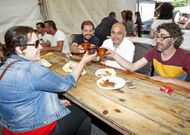 Agust�n Fern�ndez se rode� de sus compa�eros en la Festa da Empanada de Salcedo. 