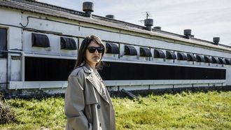 Silvia Atanes frente a la granja av�cola que compr� hace un a�o en Santa Baia de Montes