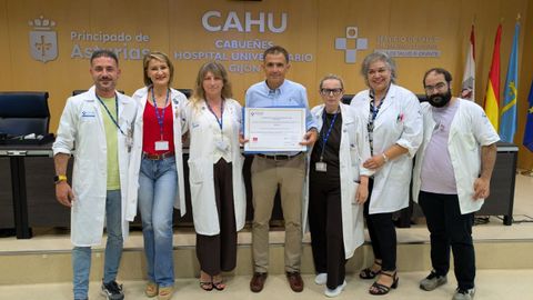 El gerente del Sespa, Aquilino Alonso, en la entrega de la acreditaci�n de calidad A1 del modelo GECA-GC (Gu�a de Est�ndares para la Gesti�n Cl�nica)) del Servicio de Cardiolog�a del Hospital de Cabue�es (Gij�n).