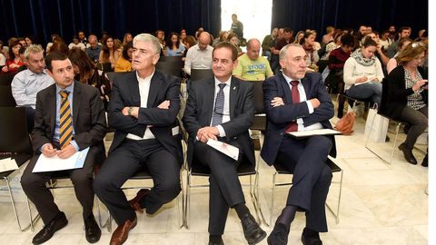 El gerente de Cadasa, Julio P�rez; el gerente de Cogersa, Santiago Fern�ndez; el director general de Ordenaci�n Acad�mica Francisco Laviana, y el viceconsejero de Medio Ambiente, Benigno Fern�ndez Fano. / IV�N MART�NEZ