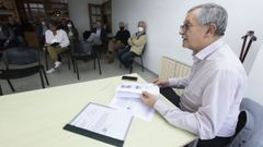 Consejo parroquial, en donde el alcalde inform� a los vecinos sobre la determinaci�n de la Real Academia Galega