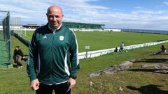 Jes�s Manuel Ares posa na Marosa durante un partido do equipo infantil do Burela. 