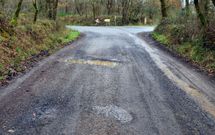 Baches en la carretera de Freituxe a Mosteiro, una para las que el PP pide una reparaci�n urgente