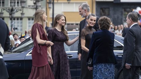 La familia real saluda al alcalde de Oviedo, Alfredo Canteli, en su llegada al teatro Campoamor