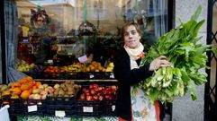 Silvia Varela, en su fruter�a, ubicada frente al mercado de abastos de Pontevedra.