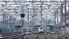 Alvia procedente de A Coru�a con destino a Barcelona entrando en la estaci�n de Monforte