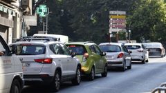 Varios veh�culos circulando por unha r�a de Ourense, nunha imaxe de arquivo.