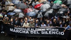 Miles de personas asistieron a la marcha convocada por fiscales en homenaje a Nisman a pesar de la intensa lluvia.