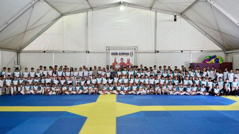 Foto de familia en la presentaci�n de la decimos�ptima edici�n del campamento.