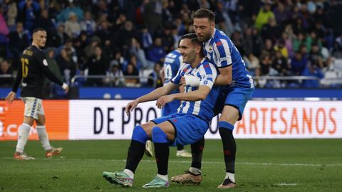 Jos ngel levanta a Lucas del suelo tras resbalar en el lanzamiento de penalti del partido del pasado sbado contra el Sabadell