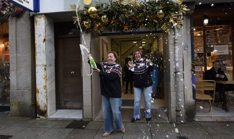 Celia Portela celebra haber repartido un quinto premio en el centro de Pontevedra