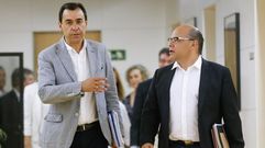 El secretario general de CC-PNC, Jos� Miguel Barrag�n, y el vicesecretario de Organizaci�n del PP, Fernando Mart�nez-Ma�llo (i), dirigi�ndose a la reuni�n en el Congreso entre la comisi�n negociadora de Coalici�n Canaria y el equipo del Partido Popular