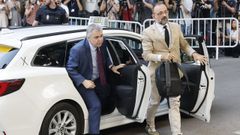 Santos Cerdn y su letrado, Benet Salellas, llegando al Tribunal Supremo el pasado junio.