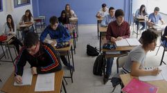 Alumnos de bachillerato que preparan la Selectividad en el colegio Galaxia, en Ribeira.