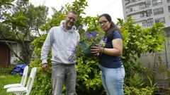 Pablo Pereira y su mujer Lucia viven rodeados de �rboles frutales en medio de los edificios que se elevan sobre su vivienda