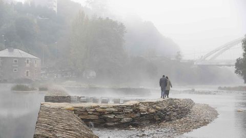 Niebla en el río Miño en Lugo este lunes por la mañana