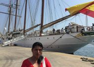 La joven Elideth Garc�a, ante el buque �Juan Sebasti�n de Elcano� atracado en Veracruz (M�xico). 