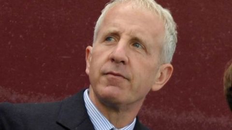 Aston Villa. Randy Lerner. El empresario estadounidense recibi� la franquicia de la NFL de los Cleveland Browns al morir su padre. En el 2004 pag� casi 100 millones por el Villa.