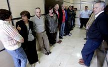 Los vecinos, que lograron evitar el desalojo, podr�an ahora perder la propiedad de sus viviendas.