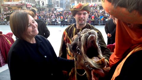 Carmen Moriyón, junto a la camella del Rey Melchor