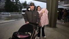 Andr�s y Camila, este viernes, en la estaci�n de Pontevedra.