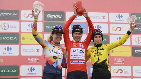 La ciclista espa�ola Paula Blasi (c), del UAE, en el podio tras proclamarse vencedora de la prueba junto a la segunda clasificada, la neerlandesa Anna van der Breggen (i) y la tercera, la francesa Marion Bunel, tras la s�ptima y �ltima etapa de la Vuelta Ciclista a Espa�a, este s�bado entre Pola de Laviana y L'Angliru, de 132 kil�metros de recorrido