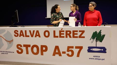 Belén Rodríguez, de Adega, y Estela Eirín y Mari Carmen Tenorio, de la plataforma de la A-57.