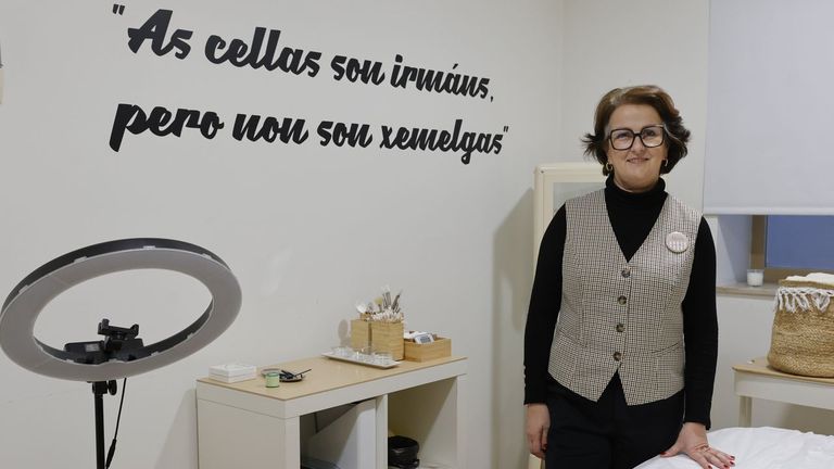 Marta Louzao en su centro de esttica de Xove, premiada por su trayectoria