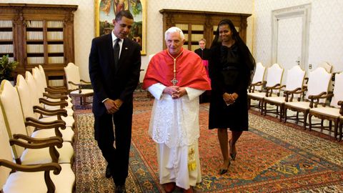 Benedicto XVI con Barack y Michelle Obama, en la biblioteca del Vaticano en el 2009.