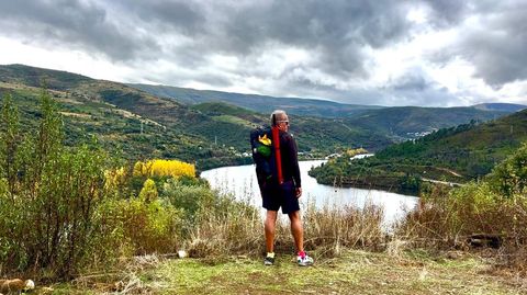 lvaro Lazaga junto al ro Sil poco despus de entrar en el Camino de Invierno en su recorrido a pie entre Madrid y Santiago 