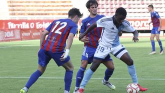 Buba protege el bal�n entre Esparza y Ugaitz Mart�nez