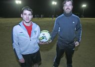 Moski, a la izquierda, se entren� el martes en el campo de A Medela con Emilio Garc�a. 