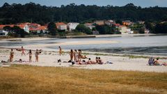 Las altas temperaturas motivaron que muchos vecinos se acercasen a las playas del municipio.