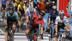 Pello Bilbao (centro), principal baza del ciclismo espa�ol en el Giro de Italia
