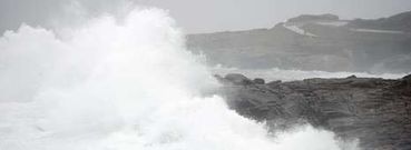Ayer, con olas de m�s de cuatro metros de altura, durante la pleamar pudieron verse escenas como esta en A Marosa, en Burela.