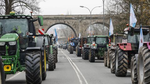 Los tractores entre los puentes y pasarelas dejan una imagen at�pica