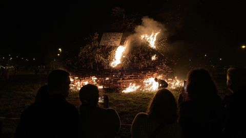 Encendido de una de las hogueras de Lugo ciudad