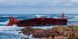 La gabarra est� cada vez m�s cerca de tierra, pero el temporal ha remitido y la embarcaci�n no supone un riesgo.