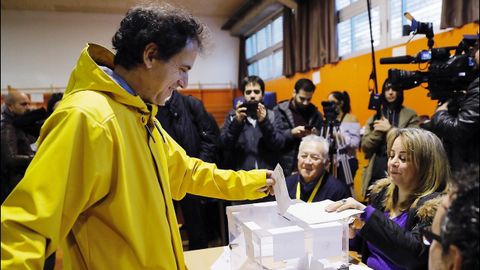 Un hombre vota vestido de amarillo, color elegido en solidaridad con Jordi S�nchez y Jordi Cuixart. 