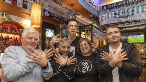 Miembros de la pe�a Merlegos Celestes, con las u�as pintadas en la v�spera del Celta-Rayo.