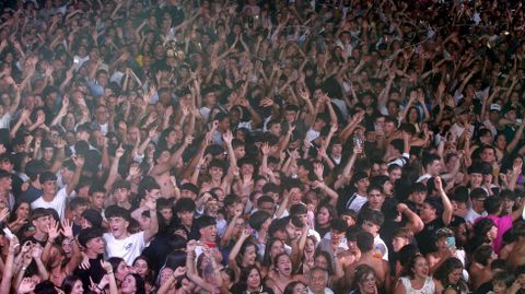 J�venes en un concierto de las fiestas de agosto de Monforte de este a�o