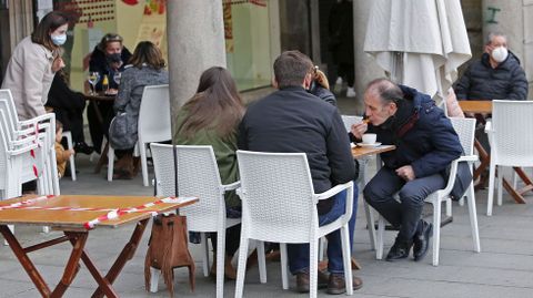 Terrazas llenas en la zona vieja de Pontevedra