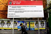 Un cartel frente al edificio condenado informa de la inminencia de su demolici�n parcial.