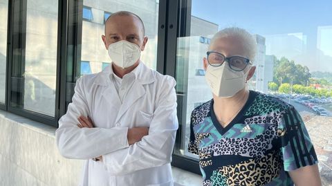 Susana Rodríguez Gacio con el cardiólogo González Juanatey, ayer en el Hospital Clínico de Santiago