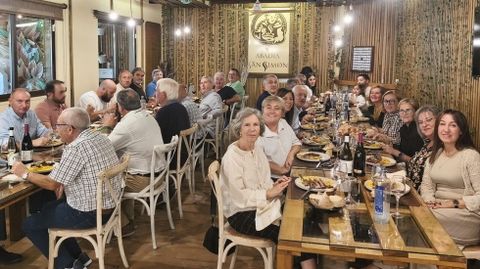 La comida reuni a una treintena de personas en el campo de golf